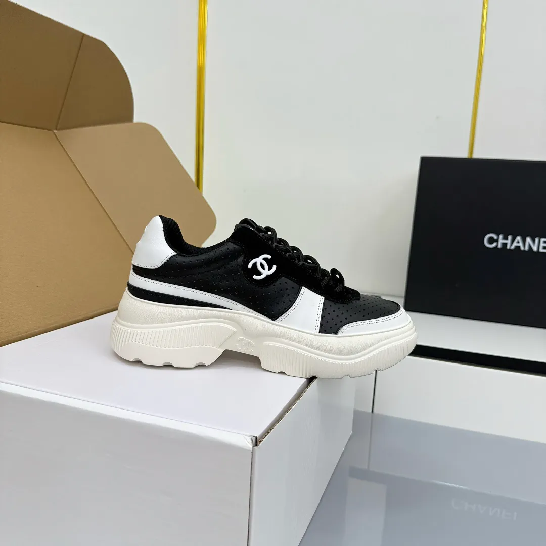 👟👟Ex-factory price 620👟👟 Chanel bread shoes ~ original calfskin panda shoes Chanel 25C latest hot style panda black and white sports shoes casual sneakers Xiaoxiang hot item classic black and white panda color coco girls must pay Fabric: original custom mixed sheepskin lining: original imported breathable mesh lining outsole: Original molded rubber + TPU combination Size: Women's 35-41